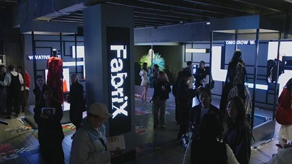 时装周2025策展多感官时装展览开元ky棋牌FabriX在巴黎(图3)